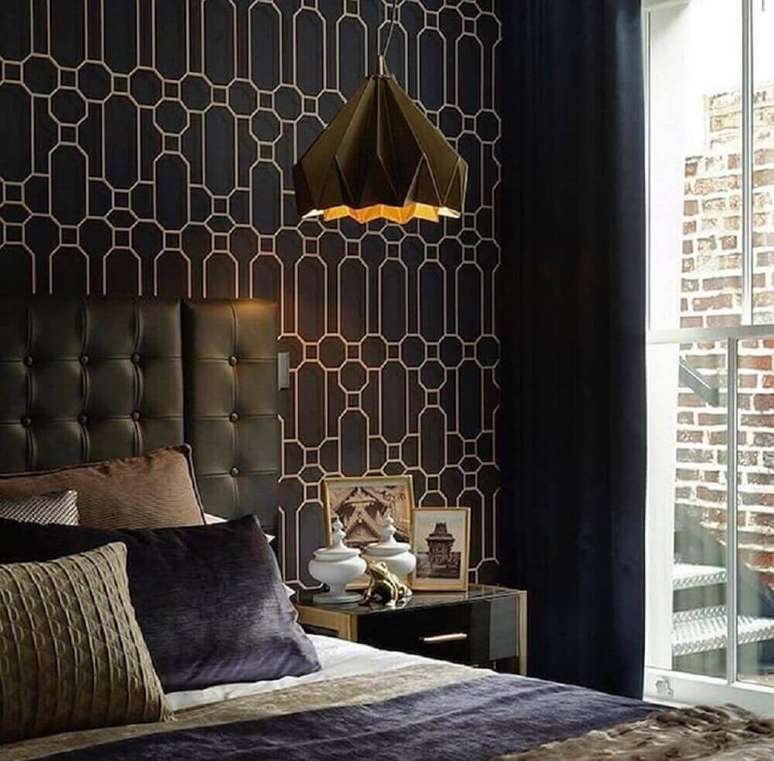 2. Decoração moderna e sofisticada para quarto com parede preta e cabeceira capitonê de couro – Foto: Atelier Di Spera