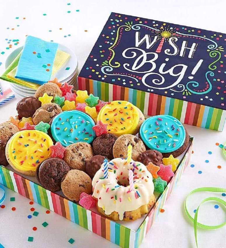 20. Decoração para festa na caixa recheada de doces – Foto: Festas.Biz!