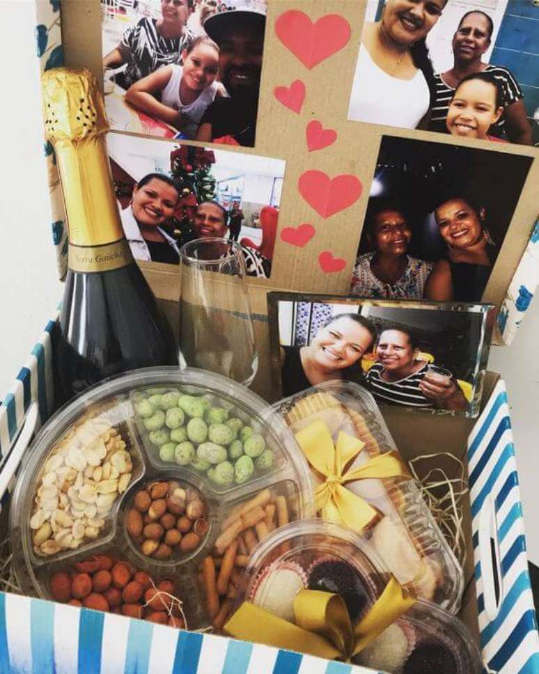 80. Festa na caixa com chandon e comidas práticas para celebrar com a família – Via: Tudo Especial