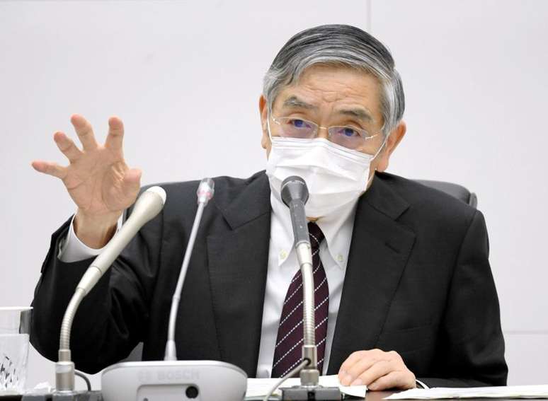O presidente do Banco do Jap&atilde;o, Haruhiko Kuroda, com m&aacute;scara protetora no rosto, participa de coletiva de imprensa enquanto a propaga&ccedil;&atilde;o do coronav&iacute;rus continua em T&oacute;quio, Jap&atilde;o, em 27 de abril de 2020, nesta foto divulgada pela Kyodo. Cr&eacute;dito obrigat&oacute;rio Kyodo/via REUTERS