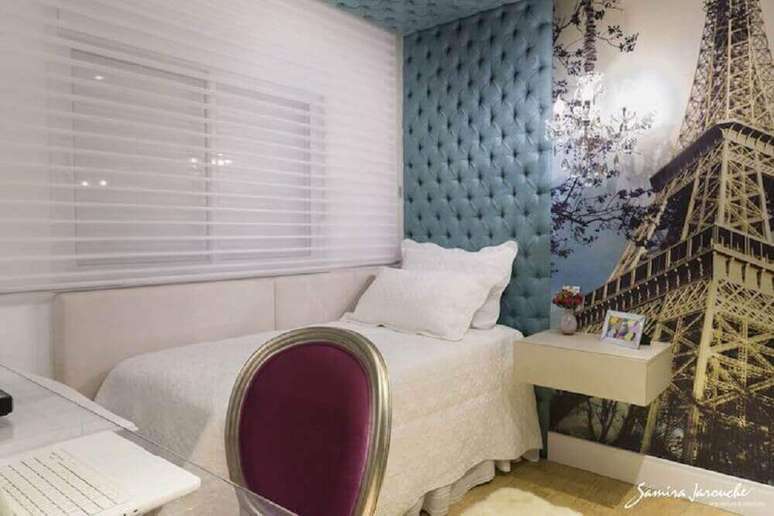 7. Decora&ccedil;&atilde;o para quarto com cabeceira capiton&ecirc; solteiro se estendendo at&eacute; o teto do ambiente &ndash; Foto: Samira Jarouche