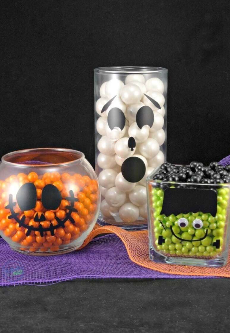 85. Potes de vidro decorados com balinhas coloridas para festa de Halloween – Foto: Bullocks Buzz