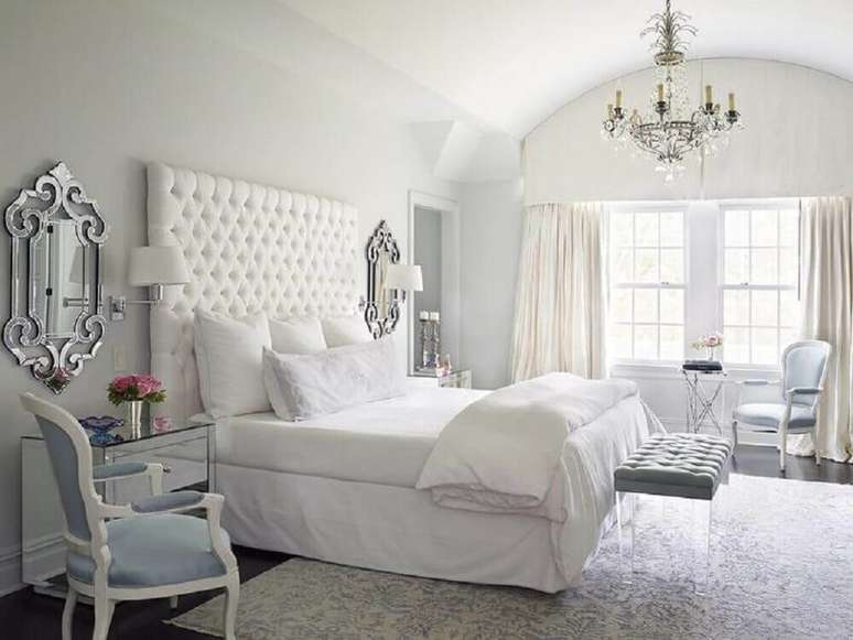 19. Decoração para quarto branco com cabeceira de cama capitonê e recamier de acrílico – Foto: Luxe Interiors + Design