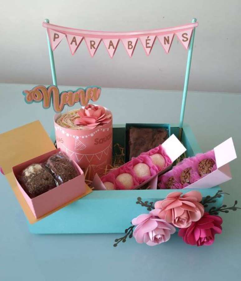 78. Festa na caixa com doces para celebrar o aniversário – Via: Daiane Lima