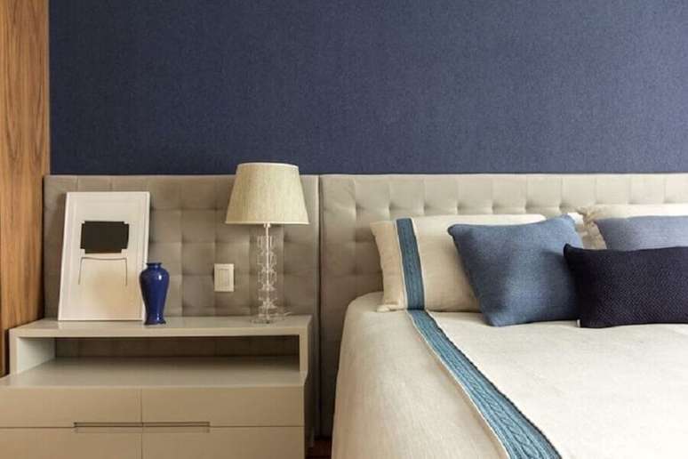 73. Quarto de casal azul decorado com cabeceira capiton&ecirc; bege &ndash; Foto: Marilia Veiga