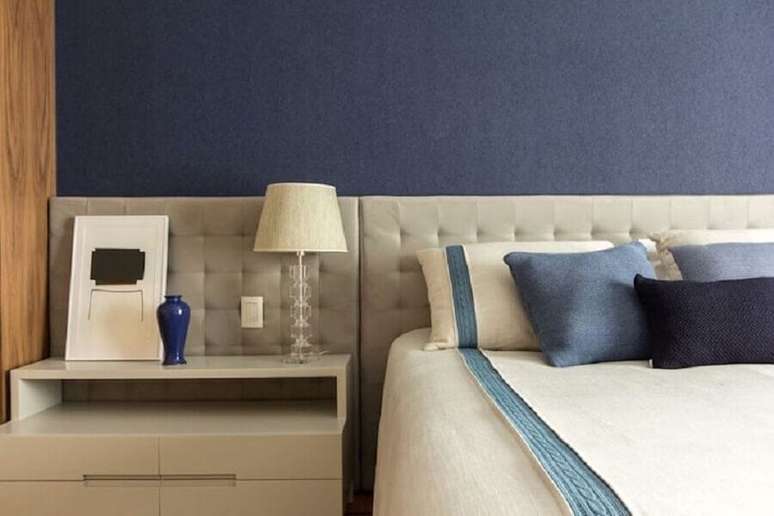 73. Quarto de casal azul decorado com cabeceira capitonê bege – Foto: Marilia Veiga