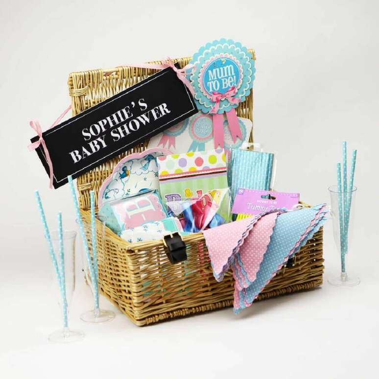 17. Decoração delicada com cestinha de vime para caixa da festa – Foto: Sandi Pointe