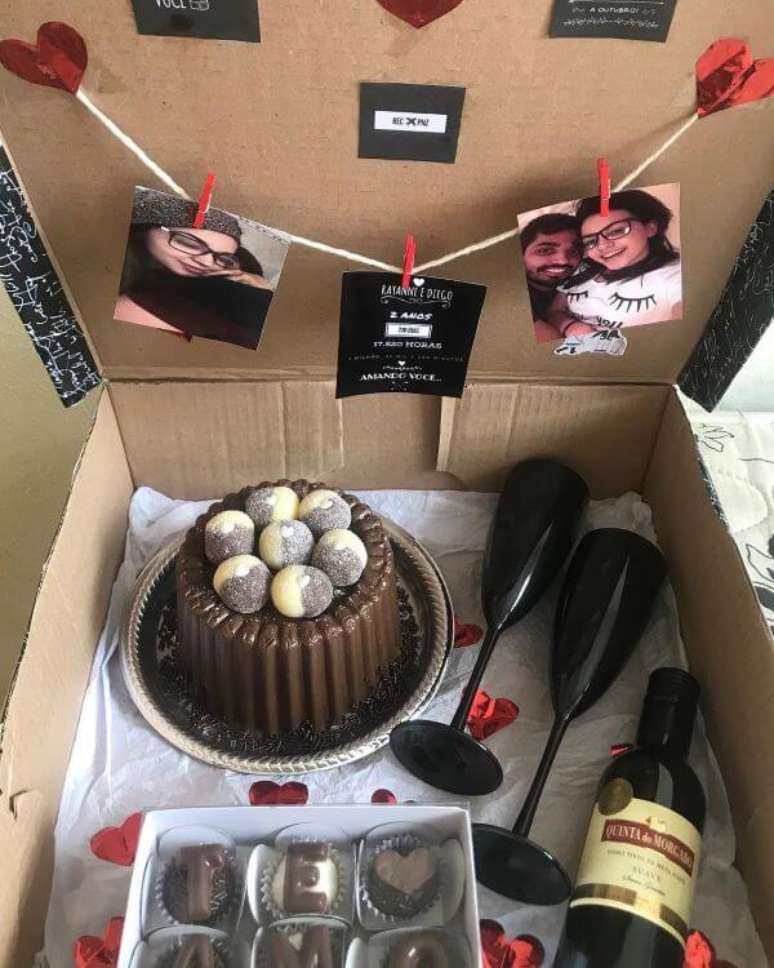 81. Festa na caixa com vinho e bolo de chocolate – Via: Lissie Brigadeira