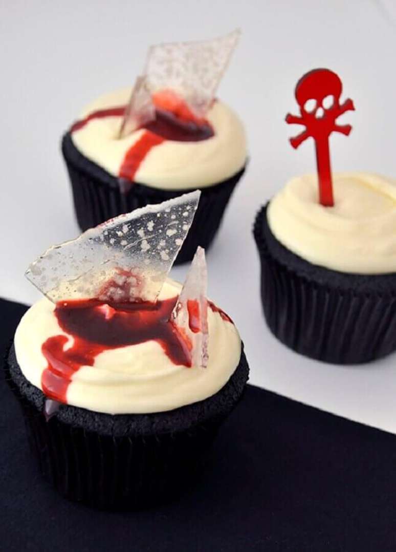 56. Cupcake decorado com gelatina em formato de vidro para festa de Dia das Bruxas – Foto: Cupcakeando