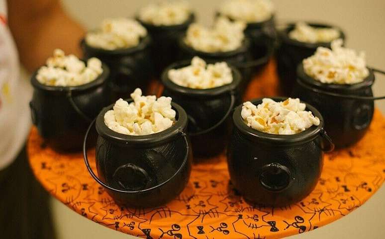 28. Lindos caldeirões pequenos para servir pipoca na festa de Halloween – Foto: Pinosy