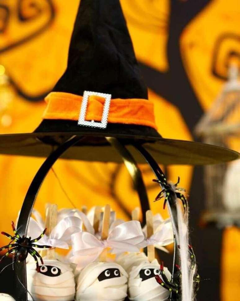 48. Decoração de mesa Dia das Bruxas com doces em formato de múmia e aranhas de brinquedo – Foto: Festas Criativas