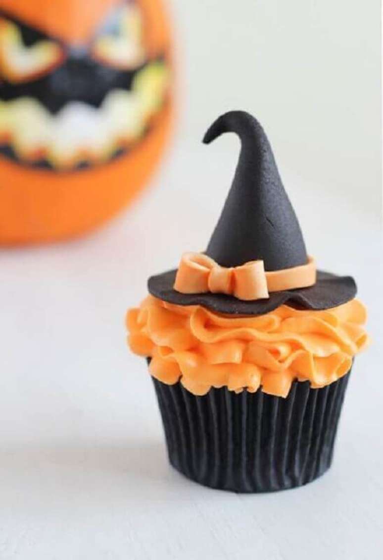 36. Lindo cupcake decorado com chapeuzinho de bruxa para decoração de festa de Dia das Bruxas – Foto: Home My Design