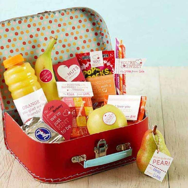 59. Maletinha vermelha para presente recheada de comidas gostosas para festa na caixa – Foto: BHG