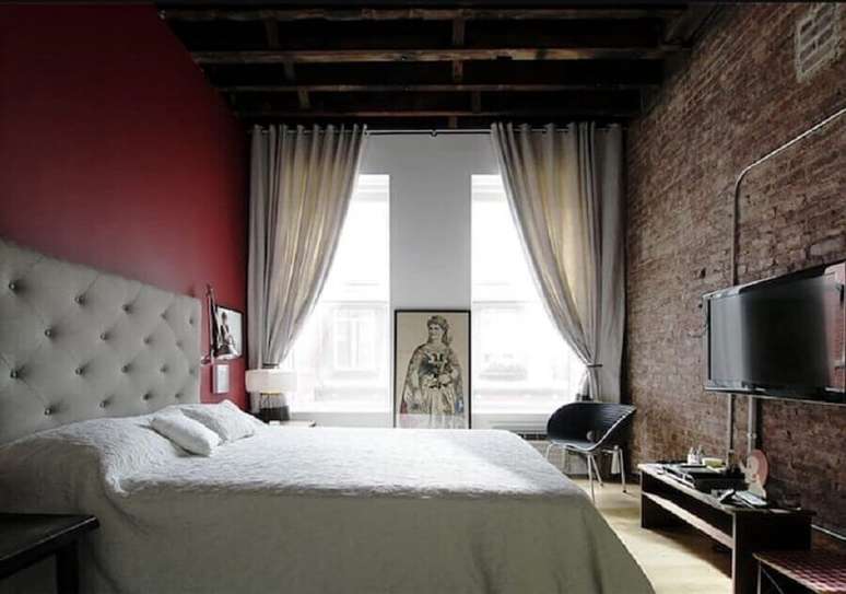 69. Decoração estilo industrial para quarto com cabeceira de cama capitonê – Foto: RSRG Arquitetos
