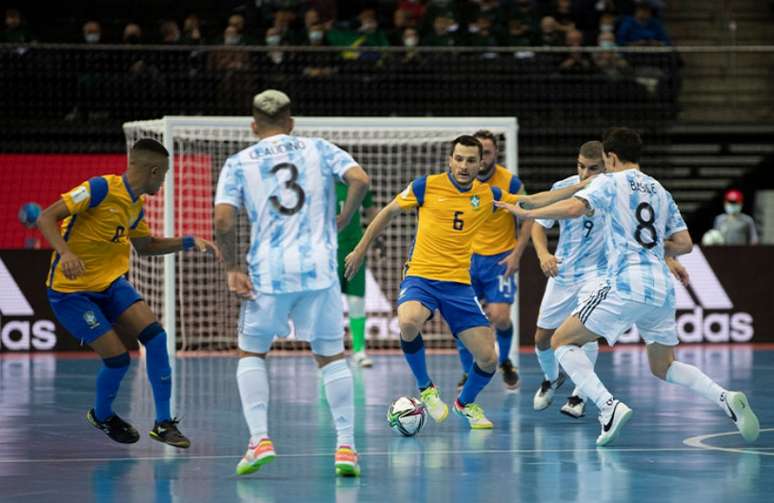 Brasil perde para Argentina e cai pra sexto na classificação das