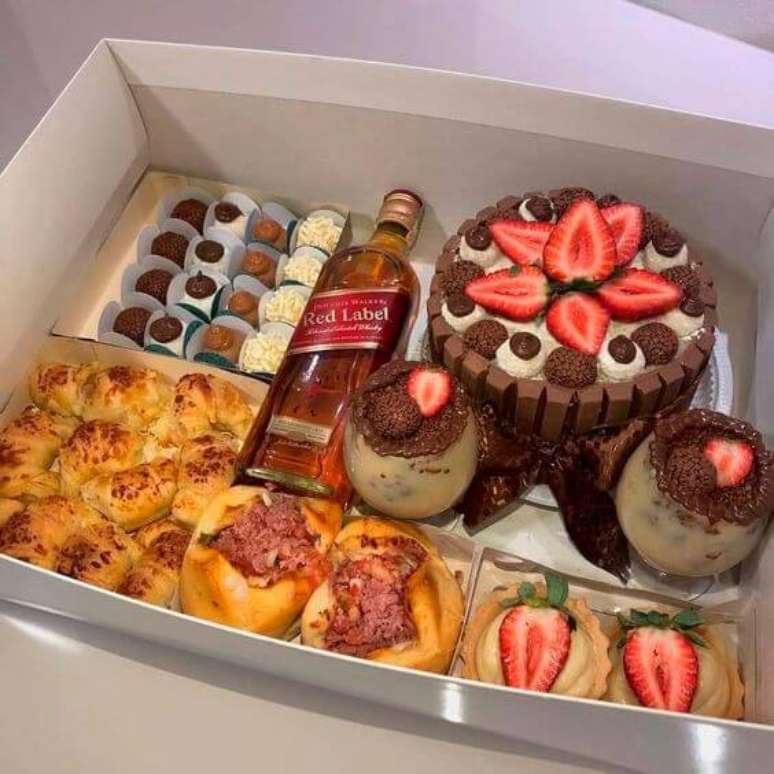 74. Se inspire nessa ideia para montar sua festa na caixa para namorado. Fonte Tudo Especial