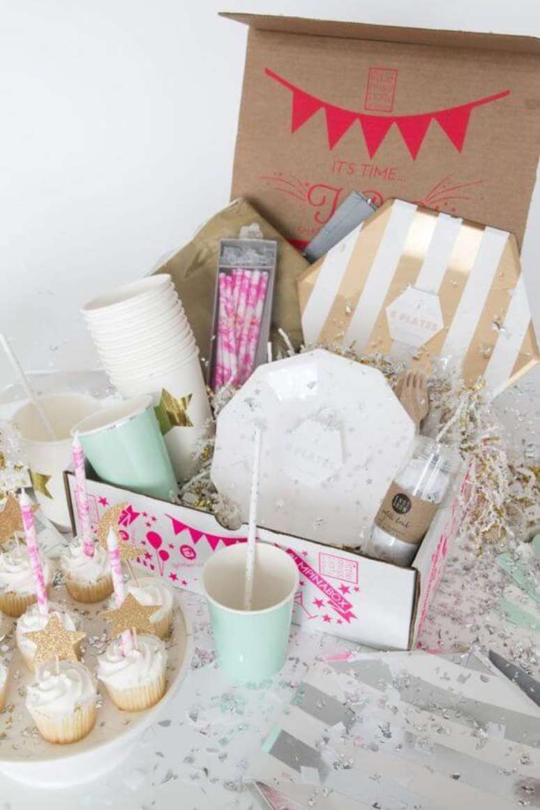 76. Festa na caixa com cupcakes e detalhes lindos – Via: Decor Fácil