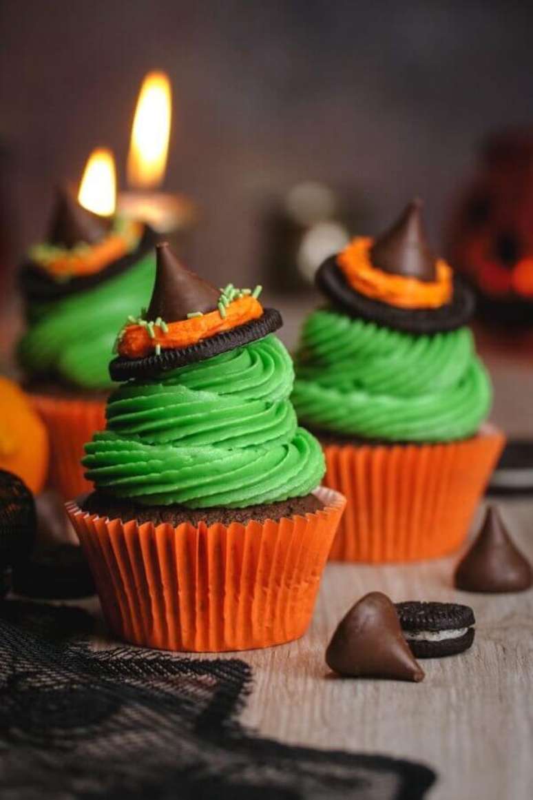 35. Lindos cupcakes decorados com chapeuzinho de bruxa feito de chocolate para decoração de mesa Dia das Bruxas – Foto: Eazy Peazy Mealz