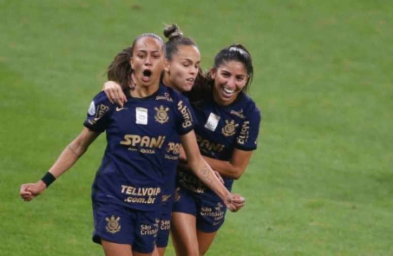 Adriana tem sete gols nesta temporada (Foto: Fernando Roberto/Agencia Futpress)