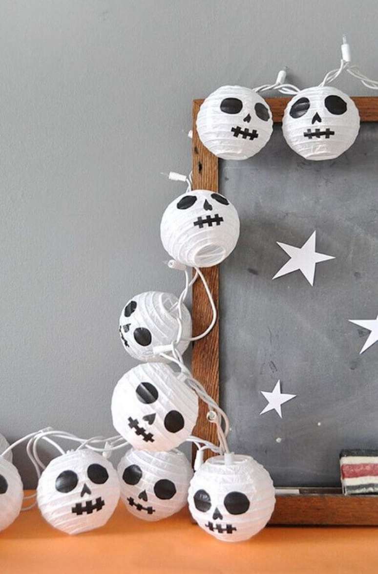 83. Luminárias com carinha de caveira para decoração de festa de Halloween – Foto: Casa e Festa