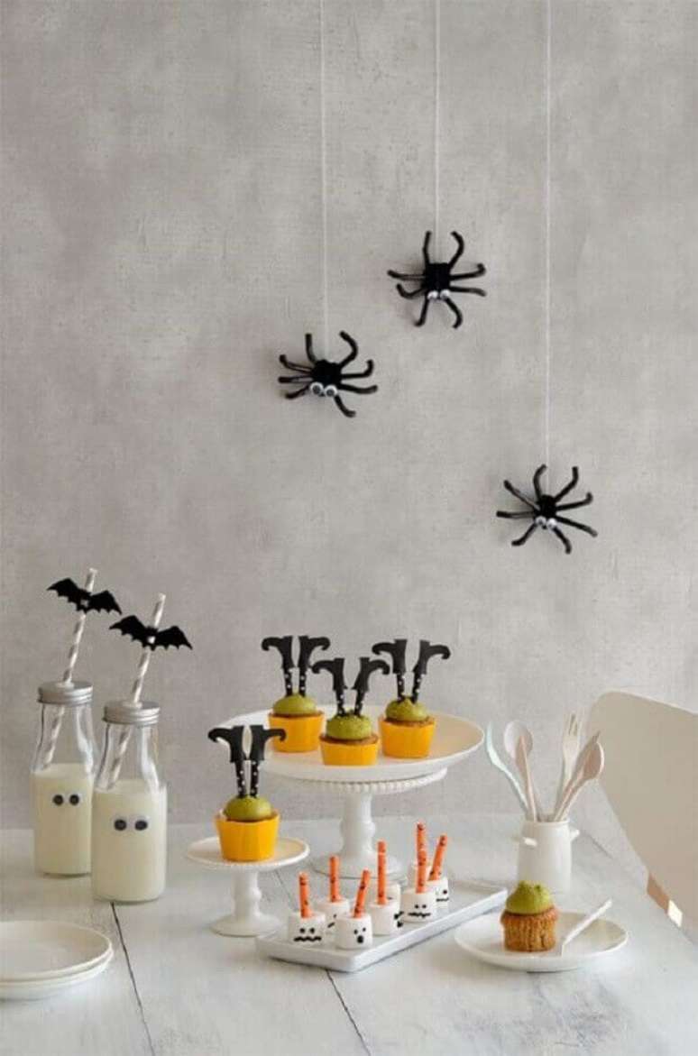 42. Parede de cimento queimado decorada com aranhas de brinquedo para festa de Halloween – Foto: Lushome