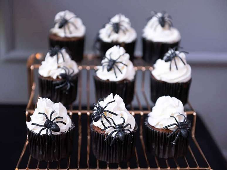 76. Cupcake decorado com aranhas de brinquedo para festa de Dia das Bruxas – Foto: Buffets Infantis