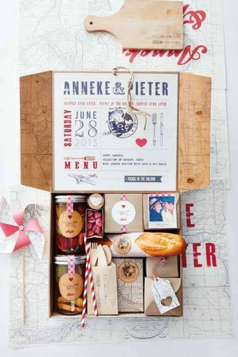 75. Festa na caixa com pães e fotos do casal – Via: Fazer em Casa