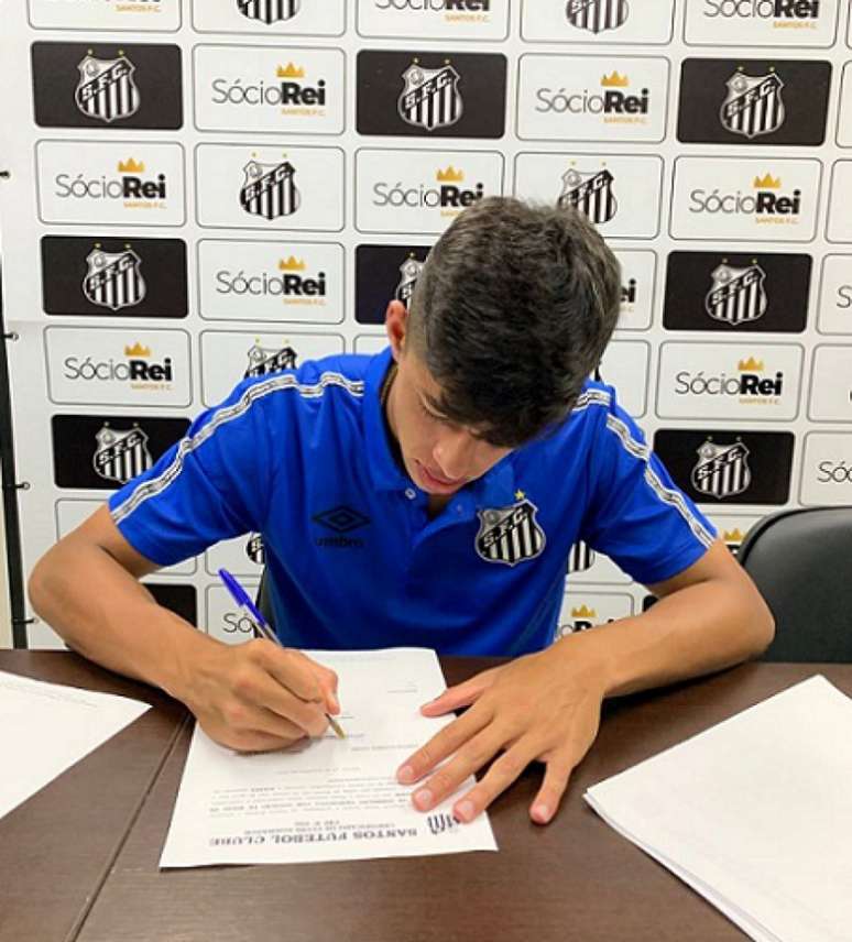 O atacante Eduardo Pereira assinou contrato com o Santos nesta terça (Foto: Divulgação/Assessoria)
