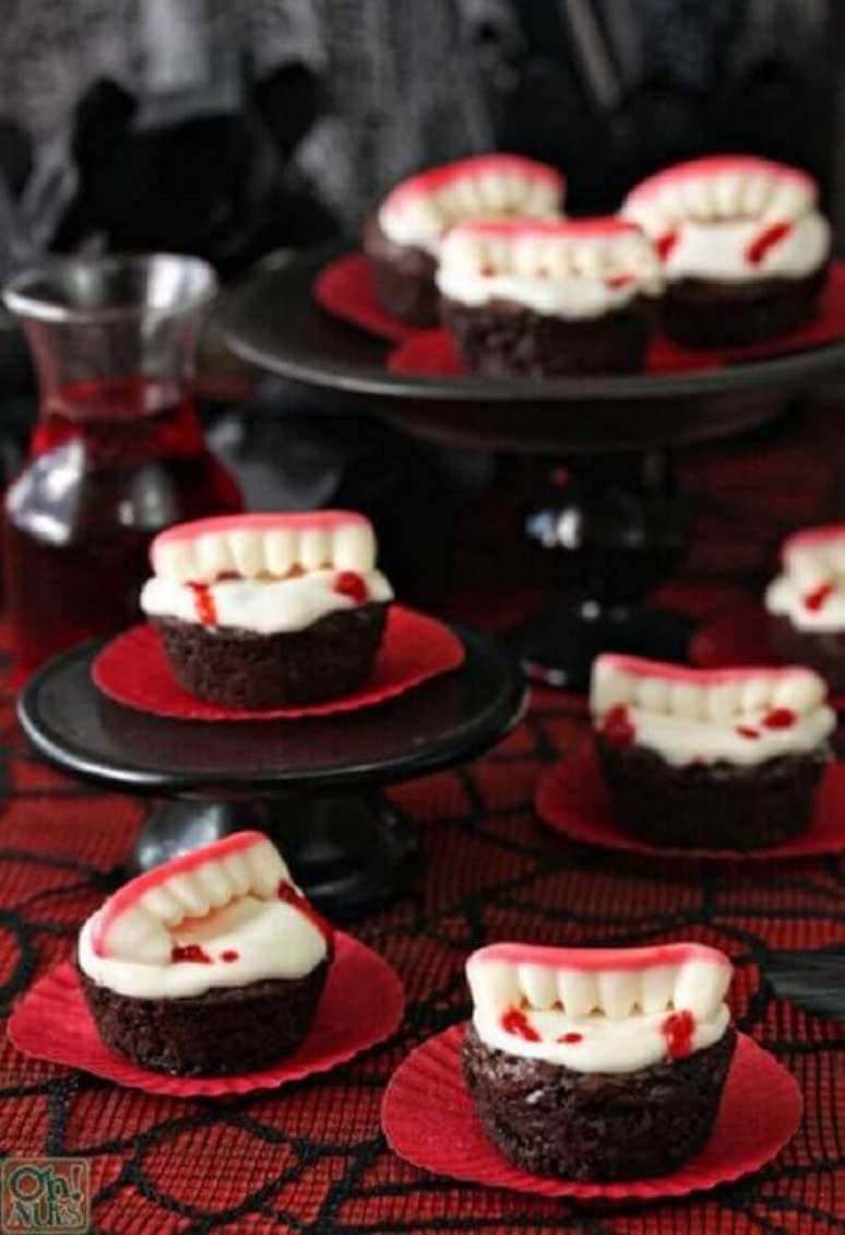 67. Balinhas com formato de dentes de vampiros são ótimas para a decoração de festa de Halloween – Foto: Words & Stitches