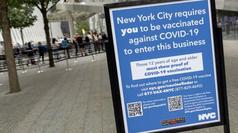 A cidade de Nova York estabeleceu um mecanismo de passaporte de vacina que restringe o acesso a certas atividades a pessoas não vacinadas