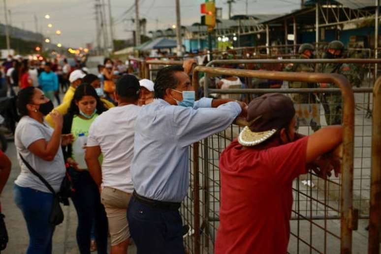 Famílias acompanham a situação em presídio de Guayaquil