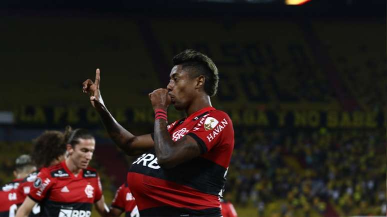 Bruno Henrique marcou os dois gols do Flamengo diante do Barcelona, em Guayaquil (Foto: Staff Images/Conmebol)