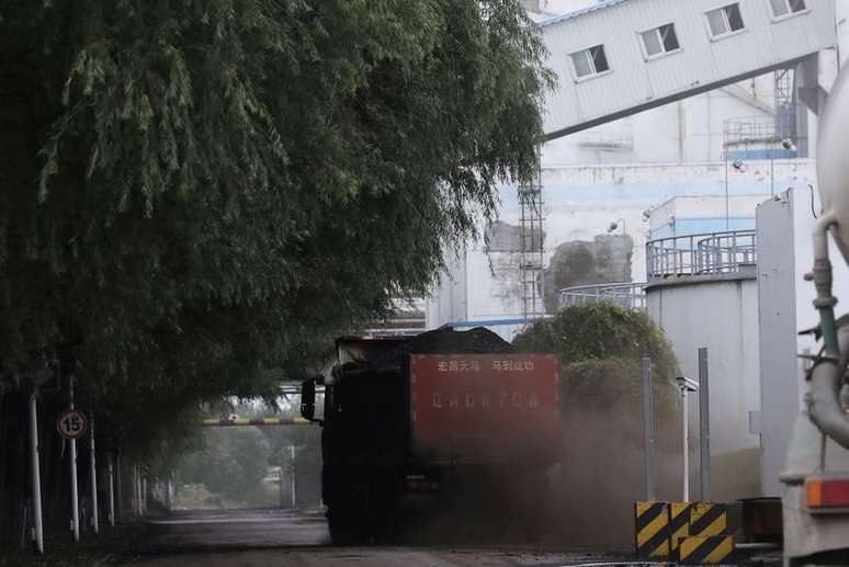 Caminhão transporta carvão em usina de energia movida a carvão em Shenyang, na China
29/09/2021 REUTERS/Tingshu Wang