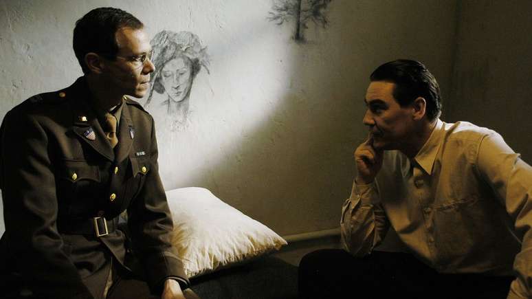 Nesta imagem de uma dramatiza&ccedil;&atilde;o da BBC de uma das sess&otilde;es de Gustave Gilbert com um r&eacute;u de crimes de guerra nazista