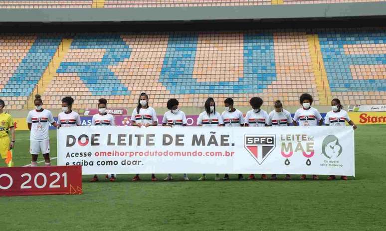 Equipe feminina do São Paulo fez campanha para doação de leite materno (Foto: Rubens Chiri / saopaulofc.net)