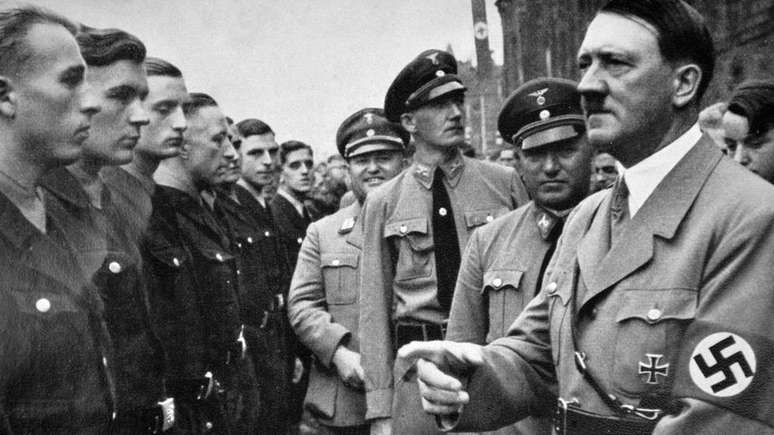 Robert Ley, atr&aacute;s de Adolf Hitler durante um com&iacute;cio pol&iacute;tico nazista, tinha uma personalidade complexa