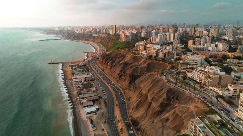 Cidades como Lima estão localizadas ao longo da costa do Pacífico, onde as colinas estão