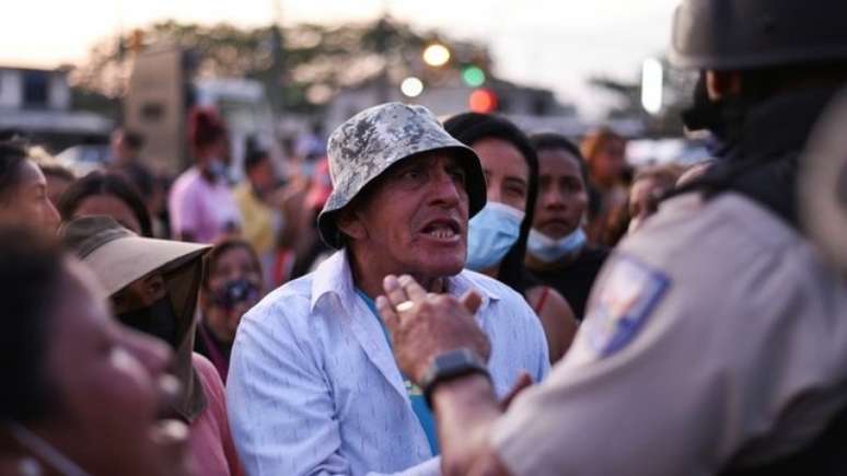 Parentes de presos foram atrás de informações na prisão e em necrotério de Guayaquil