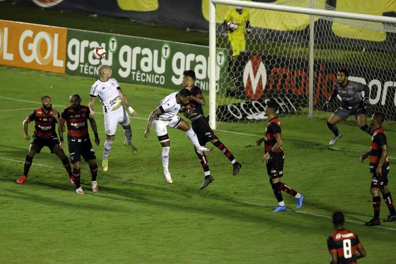 Lance da partida do Campeonato Brasileiro Série B entre Vitória e Botafogo no estádio Barradão nesta quarta-feira (29)