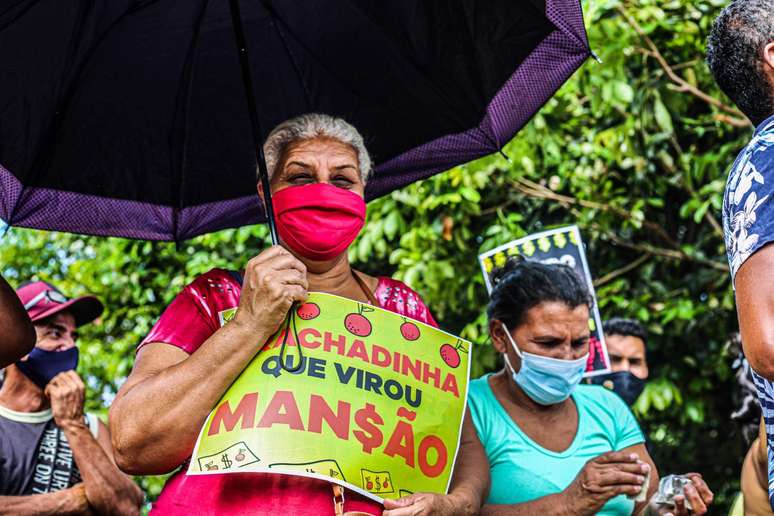 MTST protesta em frente à mansão de Flávio Bolsonaro, em Brasília