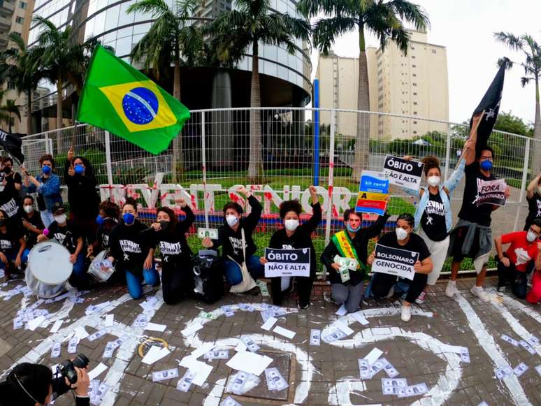 Sede da Prevent Senior em SP é alvo de protesto com fachada pintada de vermelho