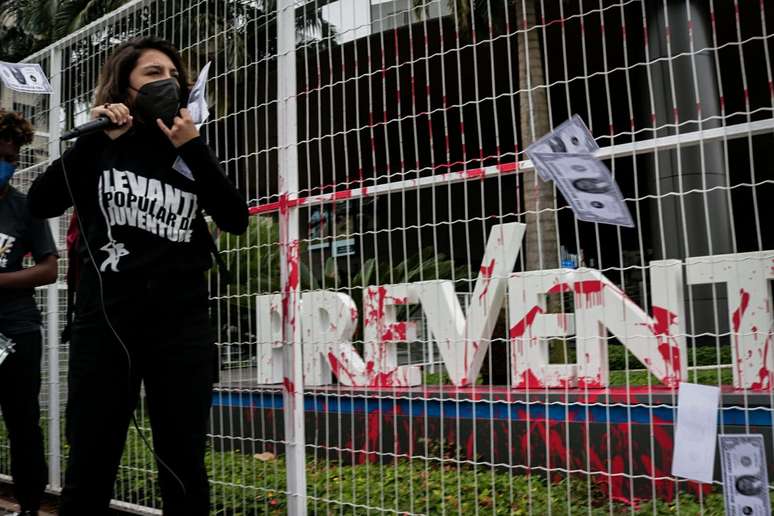 Fachada da rede foi pintada de vermelho para remeter ao sangue das vítimas da covid