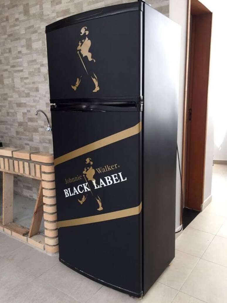 69. Geladeira adesivada com a marca da Black Label. Fonte: LLX Visual