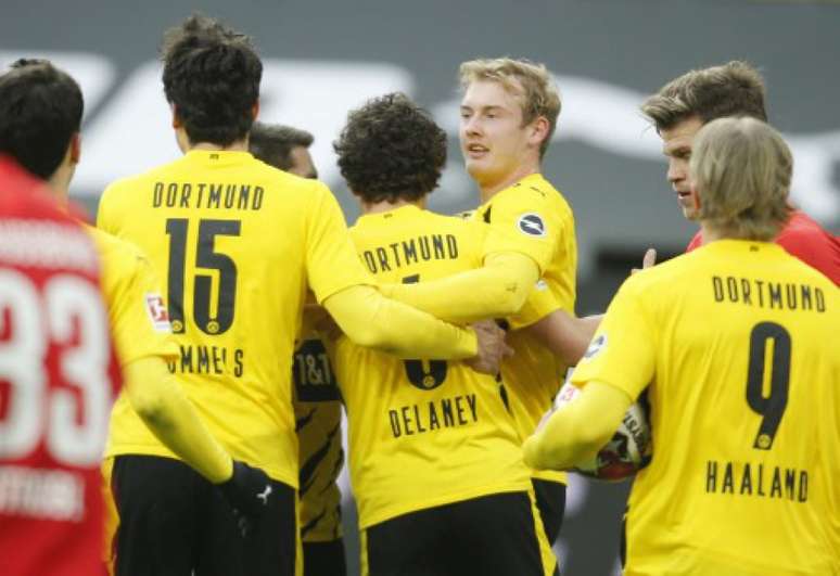 Borussia Dortmund em ação contra o Augsburg (Foto: LEON KUEGELER / POOL / AFP)