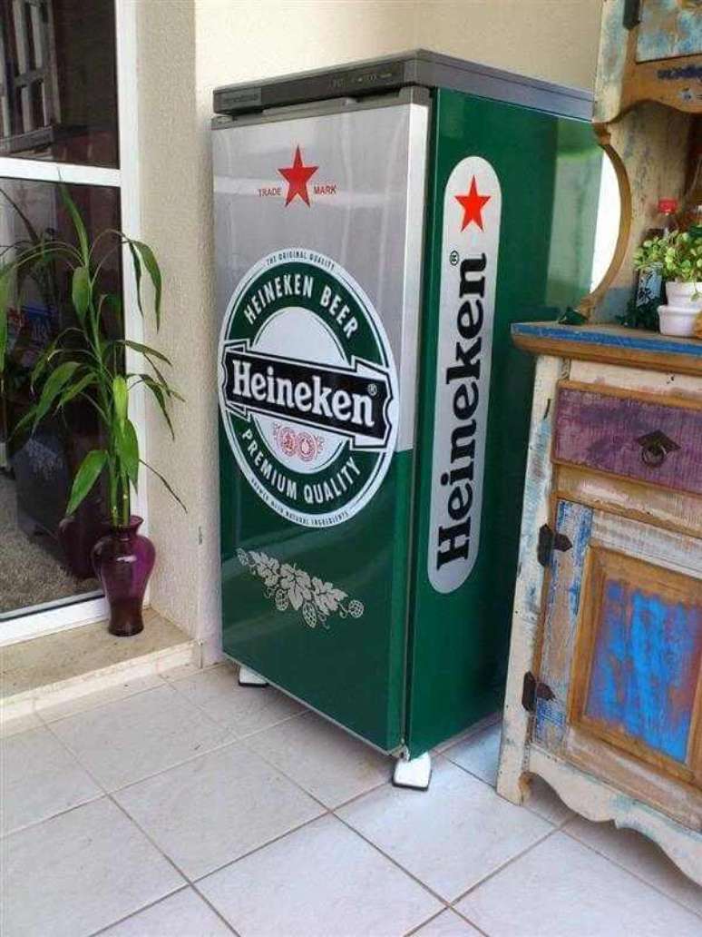84. Adesivo de geladeira com a marca Heineken. Fonte: Mercado Livre
