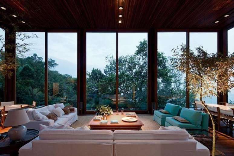 4. Decore sua casa de forma que voc&ecirc; consiga aproveitar ao m&aacute;xima a luz natural. Fonte: Amanda Forte