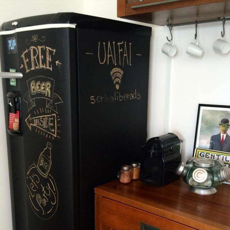 78. Adesivo estilo tinta lousa decora a geladeira. Fonte: Moara Gomes