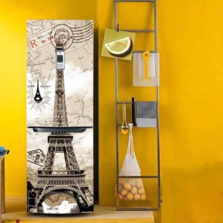 37. Geladeira adesivada com estampa da Torre Eiffel. Fonte: Amazon