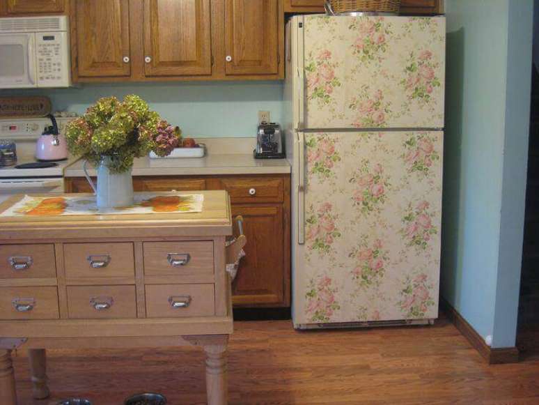 22. Geladeira floral em cozinha com aparência bem tradicional. Fonte: The Ofy