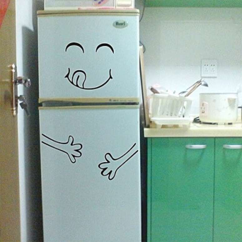 10. Mesmo em cozinhas coloridas é possível usar geladeiras adesivadas. Fonte: Amazon
